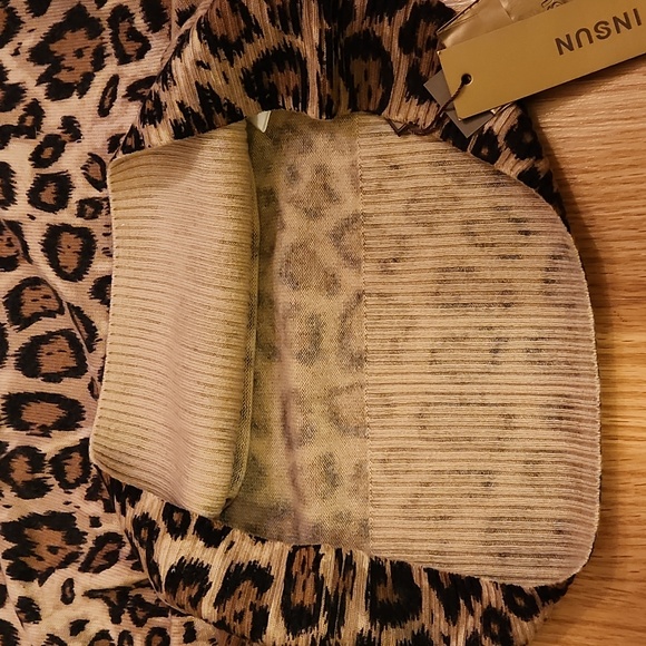 NWT 100% wool high collar leopard sweater - Picture 9 of 9